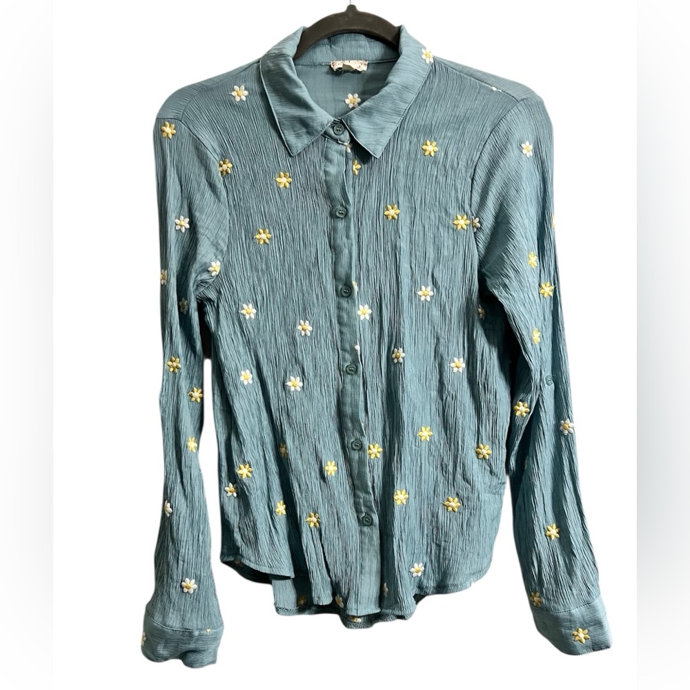 Hem & Thread Women’s Blue Crinkle Button Down Top with Daisies